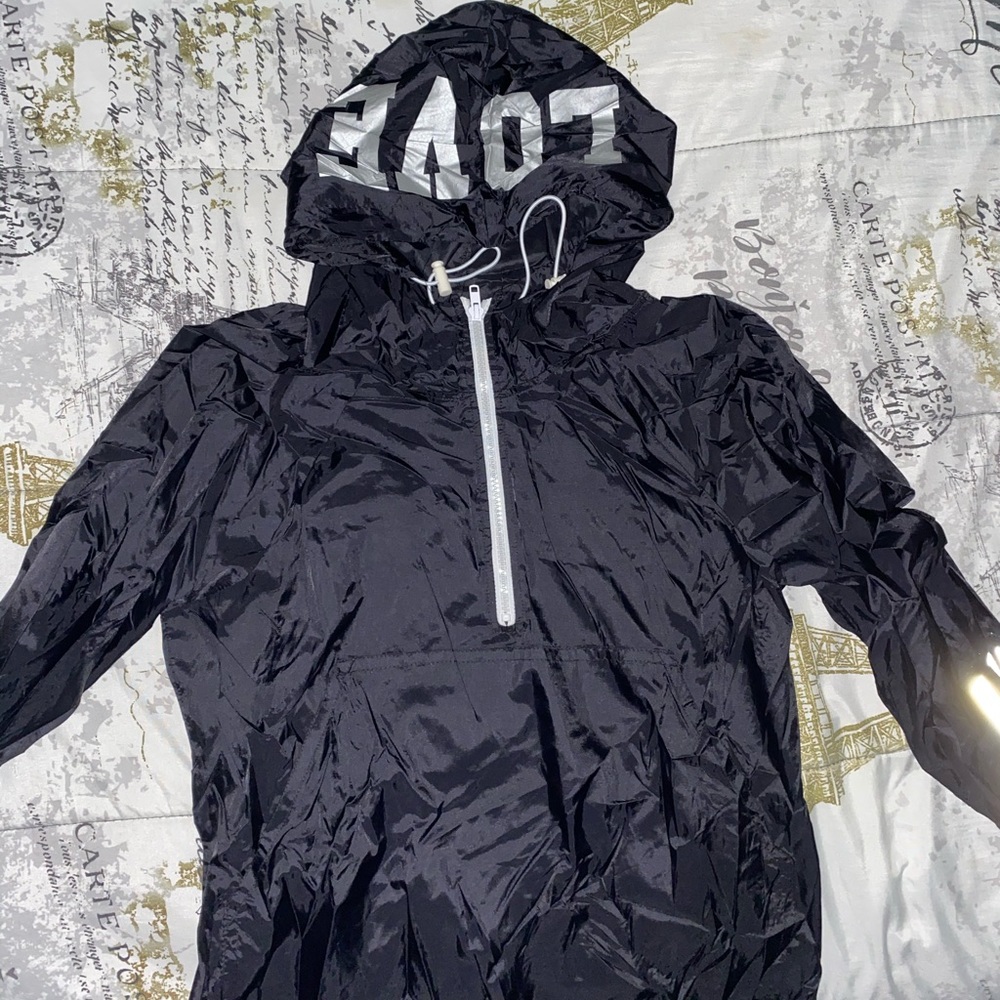 Black and white Windbreaker 🖤 🤍